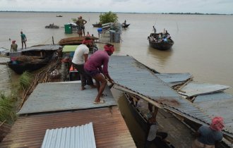 পদ্মা নদীর পানি বৃদ্ধিতে ফসলি জমি ও রাস্তাঘাট ডুবেছে