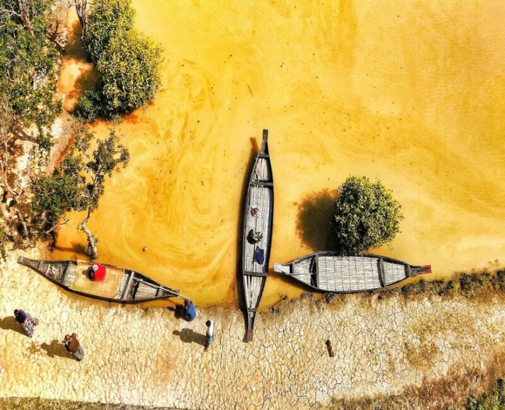 শুকিয়ে যাওয়া নদীতে নৌকার দৃশ্য