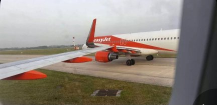 ম্যানচেস্টার বিমানবন্দরে দুটি ইজি জেট বিমানের ডানায় ধাক্কা – অল্প