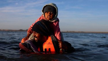 যুক্তরাজ্যে ছোট নৌকায় আসা অভিবাসীর সংখ্যা নতুন রেকর্ডে পৌঁছেছে