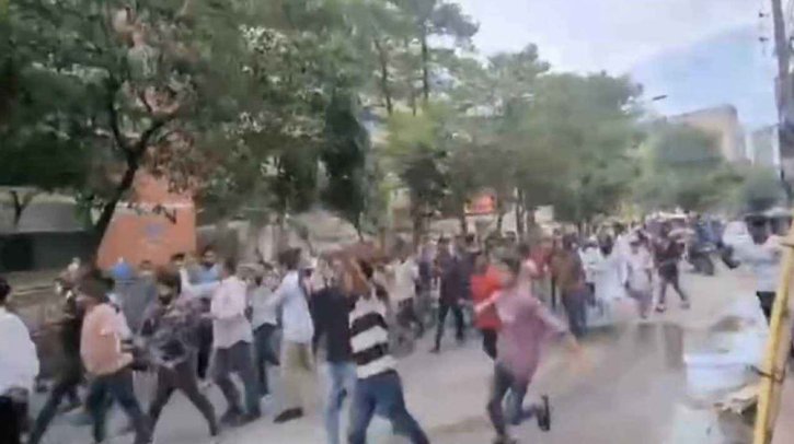 ধানমন্ডিতে আ.লীগ-যুবলীগের ঝটিকা মিছিল