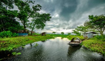 নদীতে নৌকায় ভ্রমণের মনোরম দৃশ্য